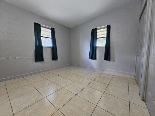 Empty room, Interior