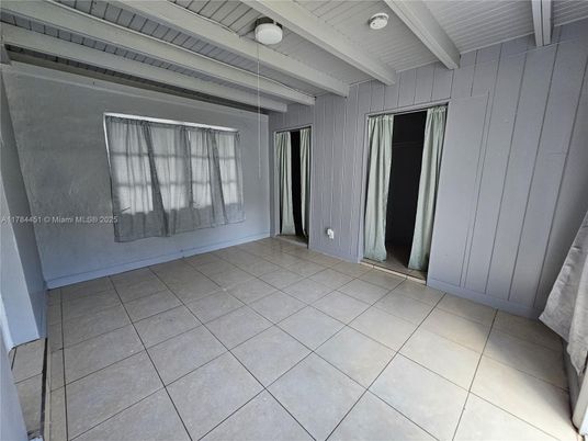Empty room, Interior, Pendant Lights