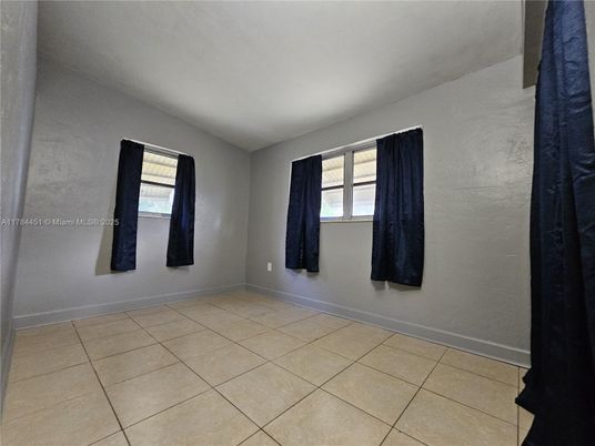Empty room, Interior