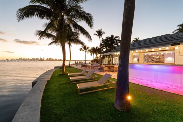 Exterior, Lake