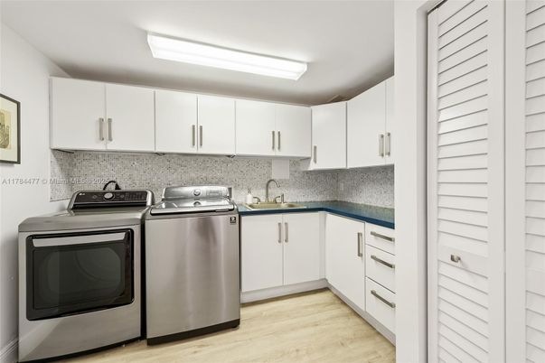 Interior, Kitchen, Washer, Wood Texture Flooring