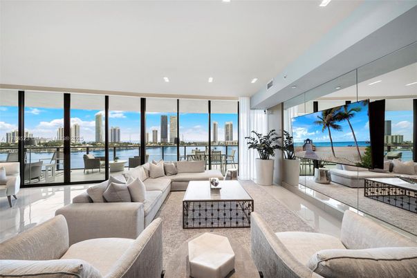 Interior, Living room, Recessed Lighting, Water
