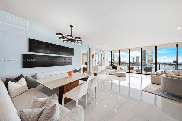 Dining room, Interior, Living room, Pendant Lights, Recessed Lighting, Water