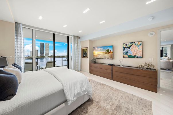 Bedroom, Interior, Recessed Lighting, Water