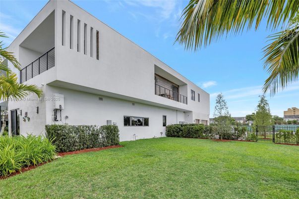 Backyard, Exterior, Facade, Modern
