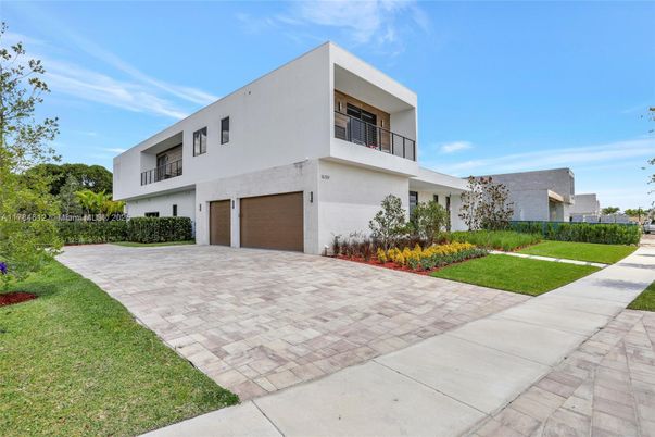 Attached, Backyard, Exterior, Facade, Modern