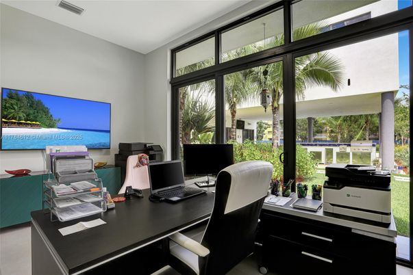 Home Office, Interior