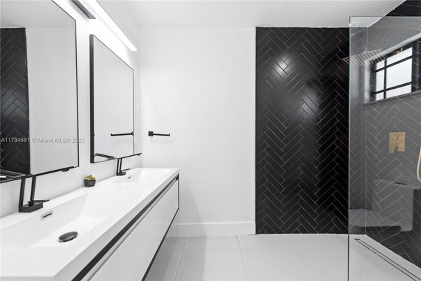 Bathroom, Dual Sink Vanities, Interior