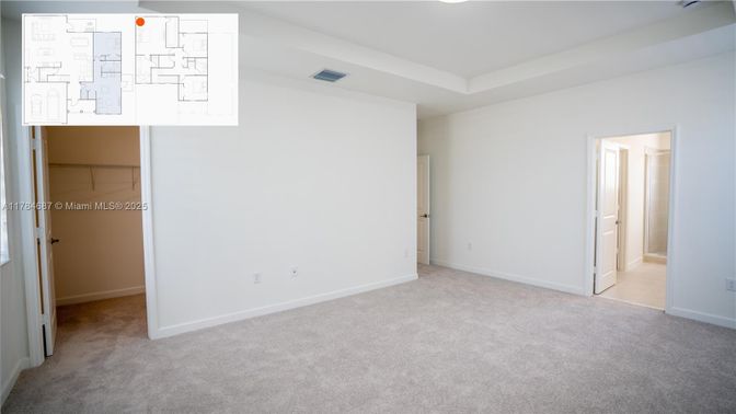 Empty room, Interior