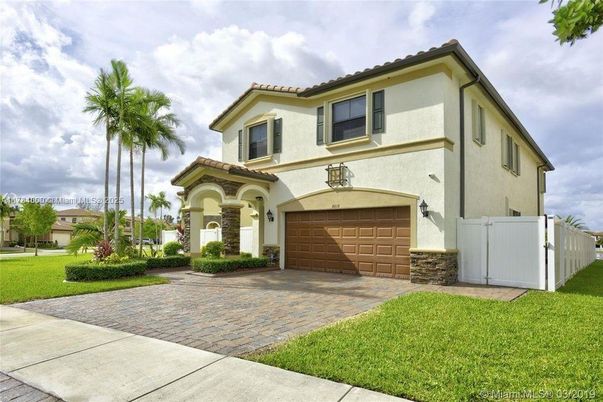 Attached, Exterior, Facade, Mediterranean
