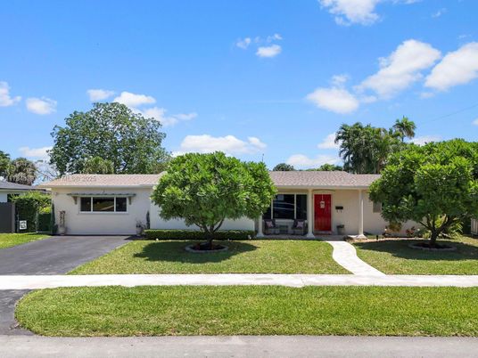 Exterior, Facade, Ranch
