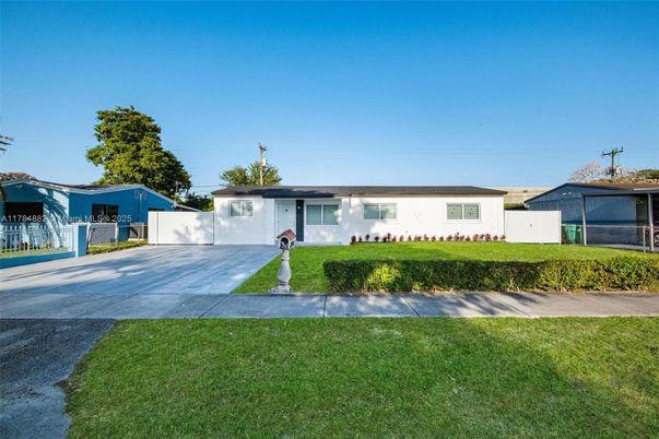 Backyard, Exterior, Facade, Ranch