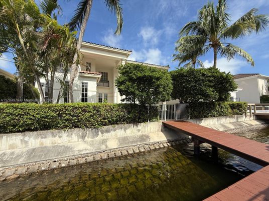 Exterior, Lake