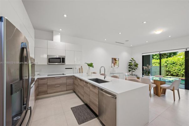 Dining room, Interior, Kitchen, Recessed Lighting, Stainless Steel Appliances
