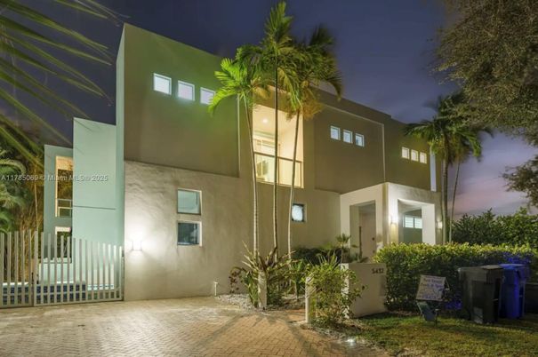 Exterior, Facade, Modern