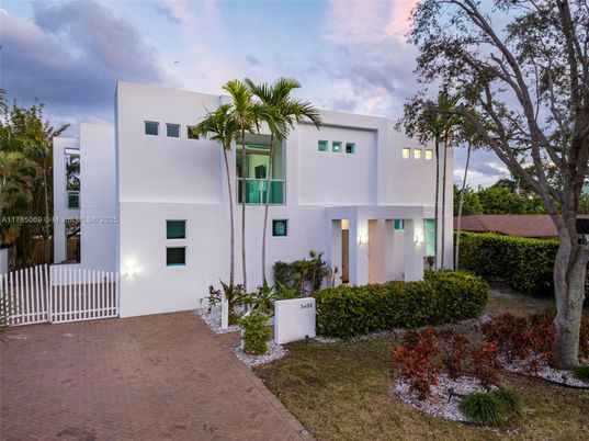 Exterior, Facade, Modern