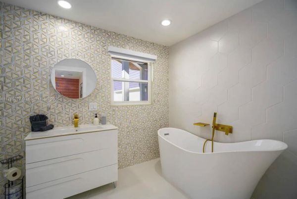 Bathroom, Free Standing Baths, Interior, Recessed Lighting