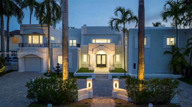 Exterior, Facade, Modern