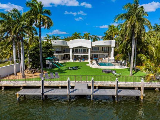 Exterior, Lake