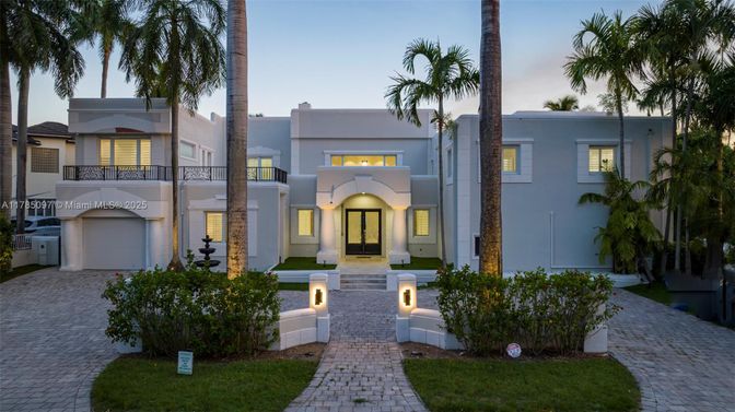 Attached, Exterior, Facade, Mediterranean