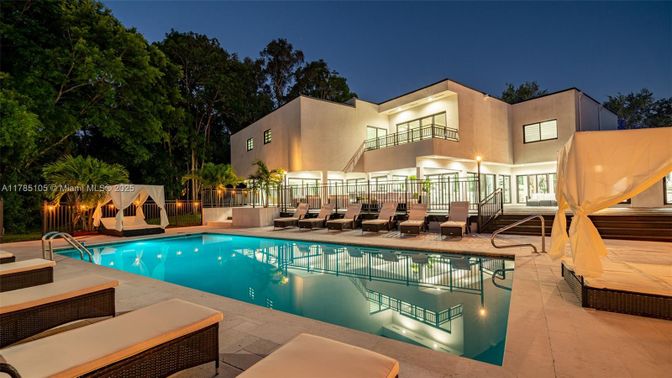 Exterior, Pool