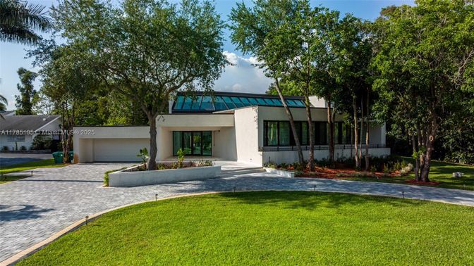 Attached, Backyard, Exterior, Facade, Modern