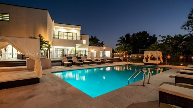 Exterior, Pool