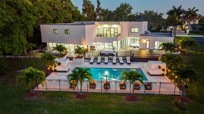 Exterior, Facade, Pool, Modern