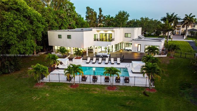 Backyard, Exterior, Facade, Pool, Modern