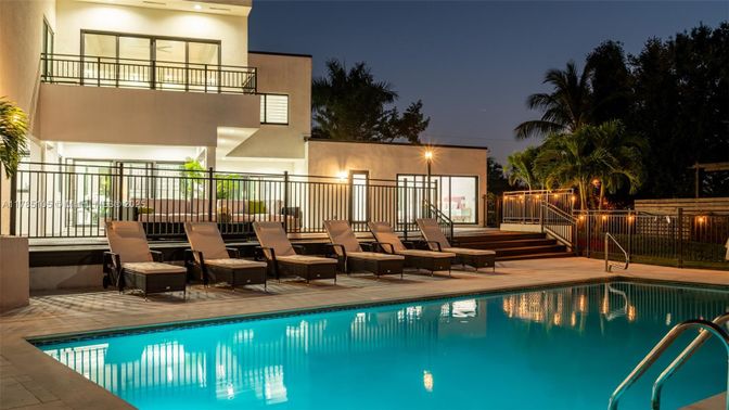 Exterior, Pool