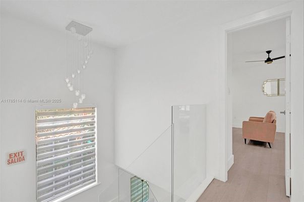 Interior, Pendant Lights, Wood Texture Flooring