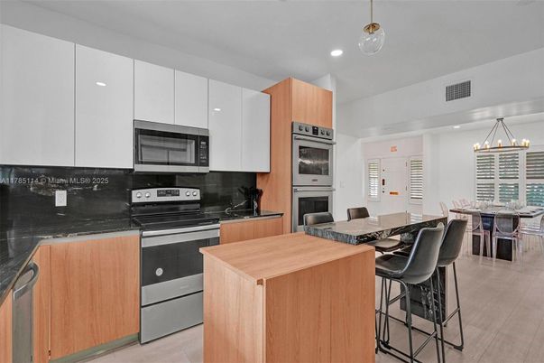 Chandelier, Dining room, Interior, Kitchen, Pendant Lights, Recessed Lighting, Stainless Steel Appliances, Wood Texture Flooring