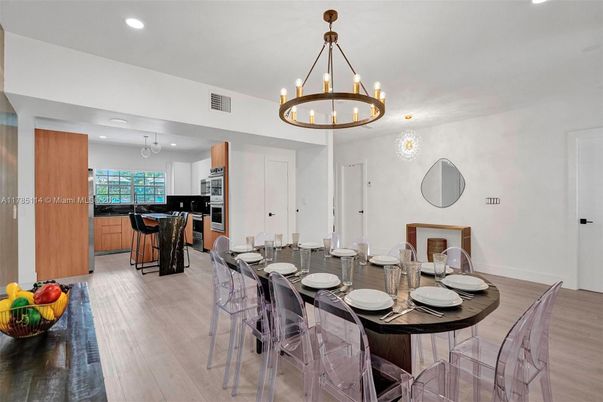 Chandelier, Dining room, Interior, Kitchen, Pendant Lights, Recessed Lighting, Wood Texture Flooring
