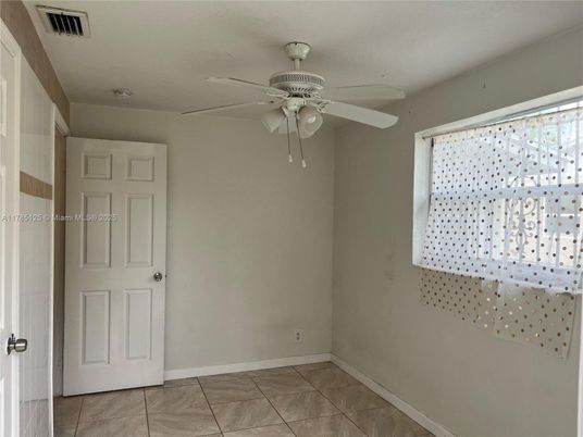 Empty room, Interior