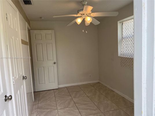 Empty room, Interior