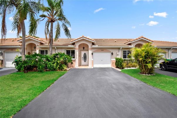 Attached, Exterior, Facade, Mediterranean