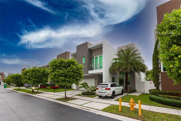 Exterior, Facade, Modern