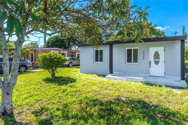 Backyard, Exterior, Facade, Ranch