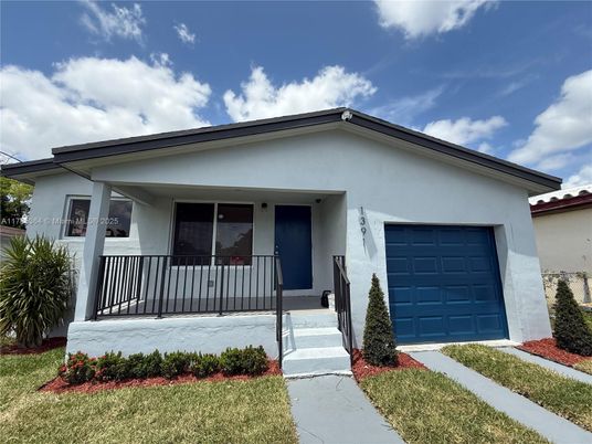 Attached, Exterior, Facade, American Craftsman