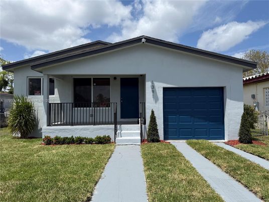 Attached, Exterior, Facade, American Craftsman