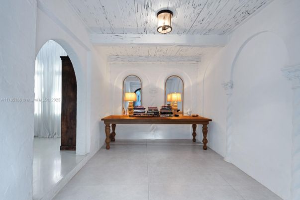 Home Office, Interior