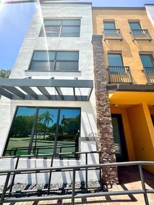 Exterior, Facade, Rowhouse