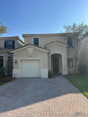 Attached, Exterior, Facade, Mediterranean