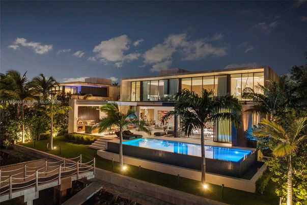 Exterior, Facade, Pool, Modern