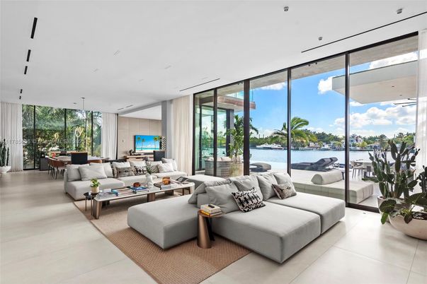 Dining room, Interior, Living room, Pendant Lights, Recessed Lighting, Water