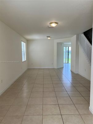 Empty room, Interior