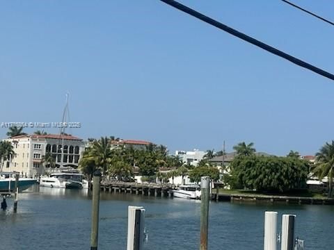 Exterior, Lake