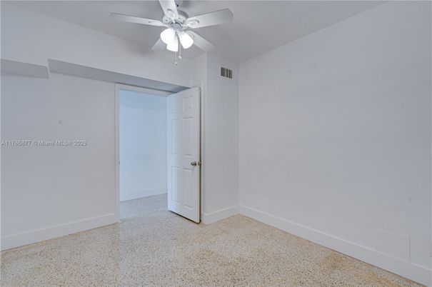 Empty room, Interior