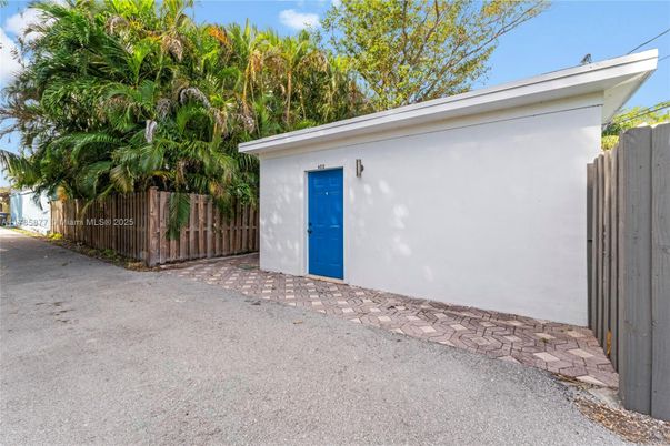 Detached Garage, Exterior