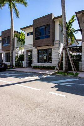 Exterior, Facade, Modern